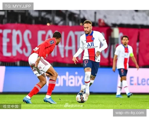 布雷斯特对阵巴黎一役点球判罚 防守球员触球尝试避免红牌